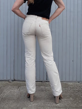 Charger l'image dans la galerie, jean levi's 501 XX. Blanc cassé. Couleurs Vintage. Taille S, 36, 38