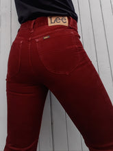 Charger l'image dans la galerie, Jean en velours côtelé Lee Cooper, Couleurs Vintage. Taille XS, 34, 36. Bordeaux, lie de vin