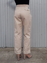 Charger l'image dans la galerie, Chino levi's dockers en coton beige à pinces. Couleurs Vintage. W 32 L 40. Taille L, 40, 42