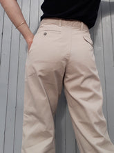 Charger l'image dans la galerie, Chino Emmi - Levi's Dockers. Taille L, 40, 42. W32 L30
