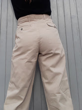 Charger l'image dans la galerie, Chino levi's dockers en coton beige à pinces. Couleurs Vintage. W 32 L 40. Taille L, 40, 42