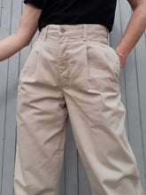 Charger l'image dans la galerie, Chino levi's dockers en coton beige à pinces. Couleurs Vintage. W 32 L 40. Taille L, 40, 42