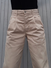 Charger l'image dans la galerie, Chino levi's dockers en coton beige à pinces. Couleurs Vintage. W 32 L 40. Taille L, 40, 42