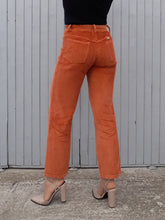 Charger l'image dans la galerie, Pantalon, jean en velours côtelé orange, brique. Salut les copains. coton. Taille XS, 34, 36. Couleurs Vintage.