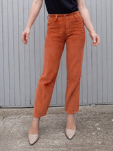 Charger l'image dans la galerie, Pantalon, jean en velours côtelé orange, brique. Salut les copains. coton. Taille XS, 34, 36. Couleurs Vintage.
