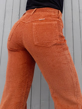 Charger l'image dans la galerie, Pantalon, jean en velours côtelé orange, brique. Salut les copains. coton. Taille XS, 34, 36. Couleurs Vintage.
