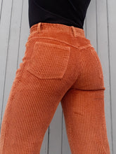 Charger l'image dans la galerie, Pantalon, jean en velours côtelé orange, brique. Salut les copains. coton. Taille XS, 34, 36. Couleurs Vintage.