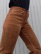 Charger l'image dans la galerie, jean levi's 632 en velours côtelé marron. Couleurs Vintage. Taille S, 36, 38. Fabrication Française