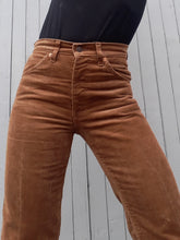 Charger l'image dans la galerie, jean levi's 632 en velours côtelé marron. Couleurs Vintage. Taille S, 36, 38. Fabrication Française