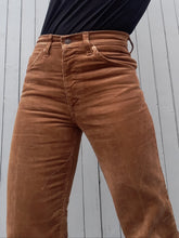 Charger l'image dans la galerie, jean levi's 632 en velours côtelé marron. Couleurs Vintage. Taille S, 36, 38. Fabrication Française
