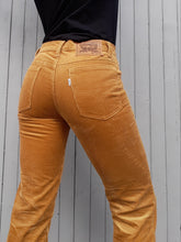 Charger l'image dans la galerie, jean levi's 631 en velours côtelé jaune moutarde. Couleurs Vintage. Taille S, 36, 38