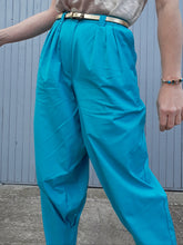 Charger l'image dans la galerie, Pantalon plissé taille haute bleu turquoise, Couleurs Vintage. Fabriqué en France. Coton. Jean Bourget. Taille S, 36, 38. Coupe ample