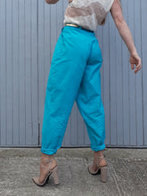 Charger l'image dans la galerie, Pantalon taille haute bleu turquoise, Couleurs Vintage. Fabriqué en France. Coton. Jean Bourget. Taille S, 36, 38. Coupe ample