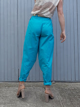 Charger l'image dans la galerie, Pantalon plissé taille haute bleu turquoise, Couleurs Vintage. Fabriqué en France. Coton. Jean Bourget. Taille S, 36, 38. Coupe ample
