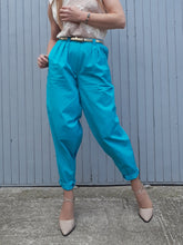 Charger l'image dans la galerie, Pantalon plissé taille haute bleu turquoise, Couleurs Vintage. Fabriqué en France. Coton. Jean Bourget. Taille S, 36, 38. Coupe ample
