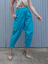 Charger l'image dans la galerie, Pantalon taille haute bleu turquoise, Couleurs Vintage. Fabriqué en France. Coton. Jean Bourget. Taille S, 36, 38. Coupe ample
