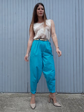 Charger l'image dans la galerie, Pantalon plissé taille haute bleu turquoise, Couleurs Vintage. Fabriqué en France. Coton. Jean Bourget. Taille S, 36, 38. Coupe ample