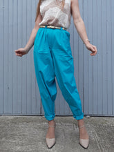 Charger l'image dans la galerie, Pantalon plissé taille haute bleu turquoise, Couleurs Vintage. Fabriqué en France. Coton. Jean Bourget. Taille S, 36, 38. Coupe ample