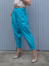 Charger l'image dans la galerie, Pantalon taille haute bleu turquoise, Couleurs Vintage. Fabriqué en France. Coton. Jean Bourget. Taille S, 36, 38. Coupe ample