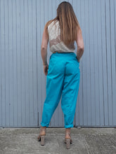 Charger l'image dans la galerie, Pantalon taille haute bleu turquoise, Couleurs Vintage. Fabriqué en France. Coton. Jean Bourget. Taille S, 36, 38. Coupe ample