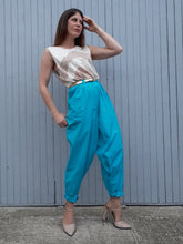 Charger l'image dans la galerie, Pantalon plissé taille haute bleu turquoise, Couleurs Vintage. Fabriqué en France. Coton. Jean Bourget. Taille S, 36, 38. Coupe ample