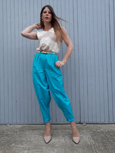 Charger l'image dans la galerie, Pantalon plissé taille haute bleu turquoise, Couleurs Vintage. Fabriqué en France. Coton. Jean Bourget. Taille S, 36, 38. Coupe ample