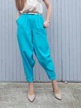 Charger l'image dans la galerie, Pantalon plissé taille haute bleu turquoise, Couleurs Vintage. Fabriqué en France. Coton. Jean Bourget. Taille S, 36, 38. Coupe ample