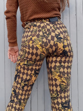 Charger l'image dans la galerie, Pantalon, jean, Nathalie Chaize à imprimé jeu d'échec, damier, chevaux. Couleurs Vintage. moutarde, jaune, marron, noir. Taille XS, 34, 36. Fabrication Française.