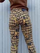 Charger l'image dans la galerie, Pantalon, jean, Nathalie Chaize à imprimé jeu d'échec, damier, chevaux. Couleurs Vintage. moutarde, jaune, marron, noir. Taille XS, 34, 36. Fabrication Française.