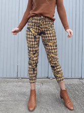 Charger l'image dans la galerie, Pantalon, jean, Nathalie Chaize à imprimé jeu d'échec, damier, chevaux. Couleurs Vintage. moutarde, jaune, marron, noir. Taille XS, 34, 36. Fabrication Française.