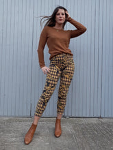 Charger l'image dans la galerie, Pantalon, jean, Nathalie Chaize à imprimé jeu d'échec, damier, chevaux. Couleurs Vintage. moutarde, jaune, marron, noir. Taille XS, 34, 36. Fabrication Française.
