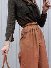 Charger l'image dans la galerie, Pantalon vintage Karen - Lin et coton camel, Taille 38, 40. Fabriqué en France