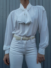 Charger l'image dans la galerie, Chemisier vintage Georgina - Col Lavallière. Taille XL, 42, 44. Weinberg. Fabriqué en France