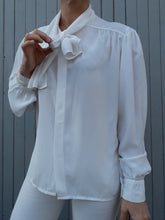 Charger l'image dans la galerie, Chemisier vintage Georgina - Col Lavallière. Taille XL, 42, 44. Weinberg. Fabriqué en France