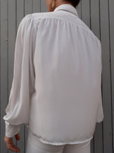 Charger l'image dans la galerie, Chemisier vintage Georgina - Col Lavallière. Taille XL, 42, 44. Weinberg. Fabriqué en France