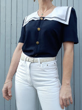 Charger l'image dans la galerie, Chemisier marinière à col vareuse bleu marine et blanc. Taille M, 38, 40. Couleurs Vintage.