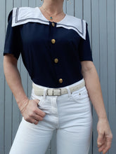 Charger l'image dans la galerie, Chemisier marinière à col vareuse bleu marine et blanc. Taille M, 38, 40. Couleurs Vintage.