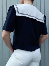 Charger l'image dans la galerie, Chemisier marinière à col vareuse bleu marine et blanc. Taille M, 38, 40. Couleurs Vintage.