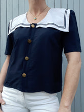 Charger l'image dans la galerie, Chemisier marinière à col vareuse bleu marine et blanc. Taille M, 38, 40. Couleurs Vintage.