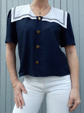 Charger l'image dans la galerie, Chemisier marinière à col vareuse bleu marine et blanc. Taille M, 38, 40. Couleurs Vintage.