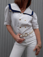 Charger l'image dans la galerie, Chemisier à col vareuse bordé de tissu bleu marine et orné d'un fin galon doré. Marinière Couleurs Vintage. Taille M, 40, 42
