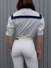 Charger l'image dans la galerie, Chemisier à col vareuse bordé de tissu bleu marine et orné d'un fin galon doré. Marinière Couleurs Vintage. Taille M, 40, 42