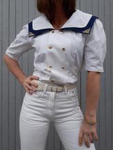 Charger l'image dans la galerie, Chemisier à col vareuse bordé de tissu bleu marine et orné d'un fin galon doré. Marinière Couleurs Vintage. Taille M, 40, 42