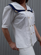 Charger l'image dans la galerie, Chemisier à col vareuse bordé de tissu bleu marine et orné d'un fin galon doré. Marinière Couleurs Vintage. Taille M, 40, 42