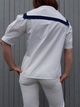 Charger l'image dans la galerie, Chemisier à col vareuse bordé de tissu bleu marine et orné d'un fin galon doré. Marinière Couleurs Vintage. Taille M, 40, 42