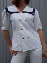 Charger l'image dans la galerie, Chemisier à col vareuse bordé de tissu bleu marine et orné d'un fin galon doré. Marinière Couleurs Vintage. Taille M, 40, 42