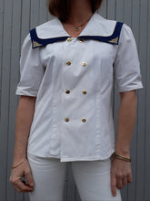 Charger l'image dans la galerie, Chemisier à col vareuse bordé de tissu bleu marine et orné d'un fin galon doré. Marinière Couleurs Vintage. Taille M, 40, 42