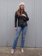 Charger l'image dans la galerie, Veste en cuir d'agneau vintage, noire, coupe cintrée, taille S, 36, 38. Oakwood. Couleurs Vintage.