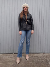 Charger l'image dans la galerie, Veste en cuir d'agneau vintage, noire, coupe cintrée, taille S, 36, 38. Oakwood. Couleurs Vintage.