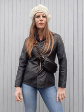 Charger l'image dans la galerie, Veste en cuir d'agneau vintage, noire, coupe cintrée, taille S, 36, 38. Oakwood. Couleurs Vintage.